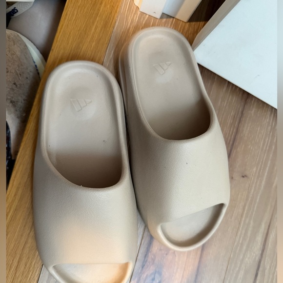 Yeezy Tan Slide Sandals - Picture 3 of 4